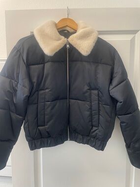Abercrombie & Fitch Black Puffer Jacket with Cream Faux Fur Collar